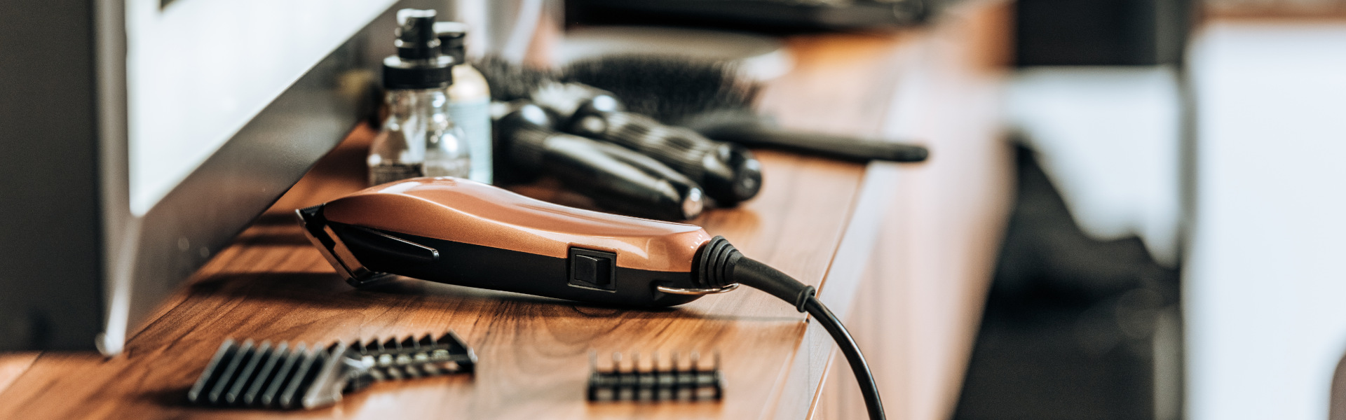 Kunden im eleganten Friseur Salon Team-Eser in Nilkheim, die von erfahrenen Stylisten betreut werden, mit Fokus auf Haarstyling.