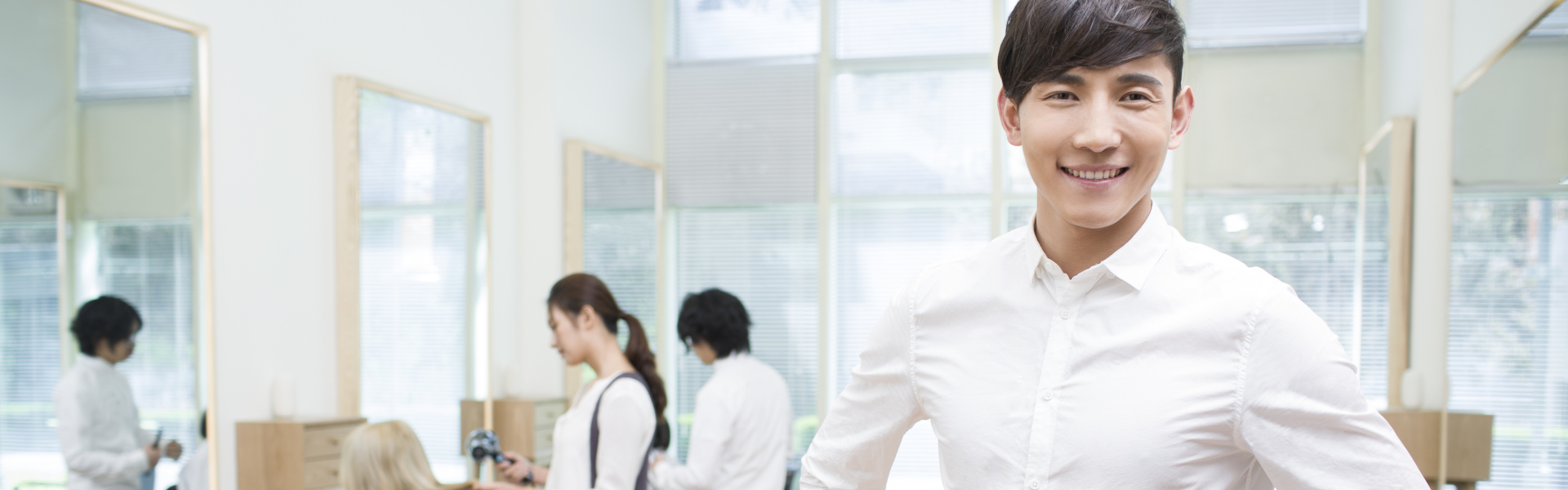 Glückliches und engagiertes Friseur-Team von Team-Eser bei der Arbeit im Salon